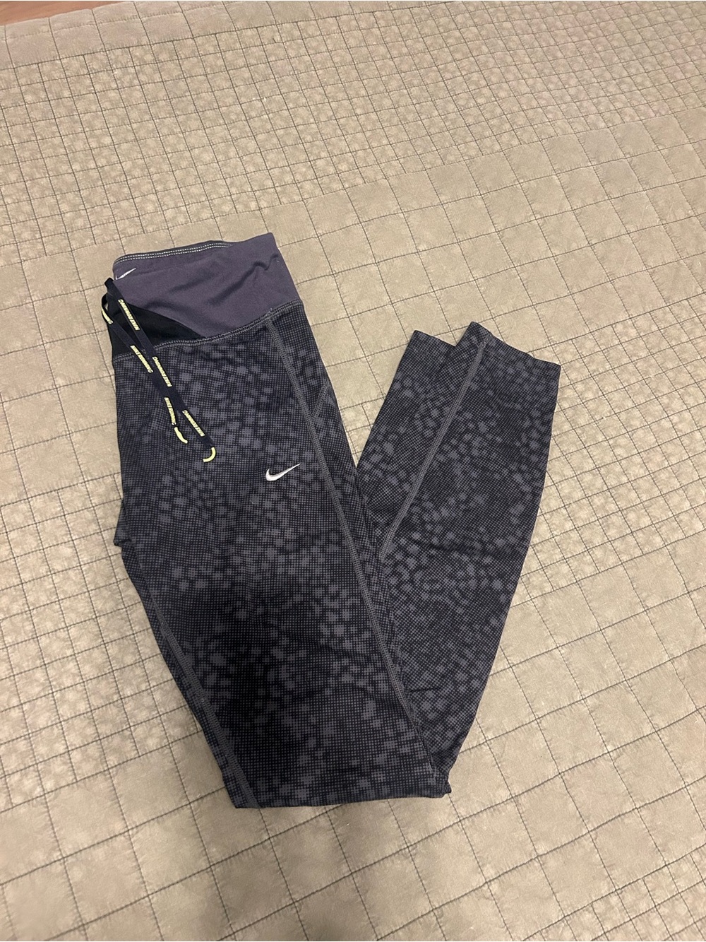 Nike Black & Dark Gray Patterned Athletic Leggings with gray Waistband